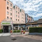 Centre Rive Droite Hotel 3*