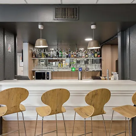 Centre Rive Droite Готель