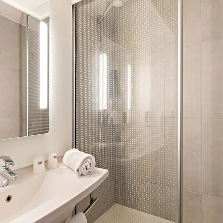 Centre Rive Droite Готель