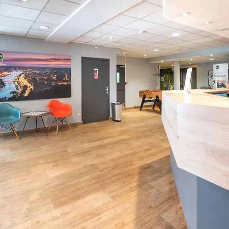 Centre Rive Droite Готель