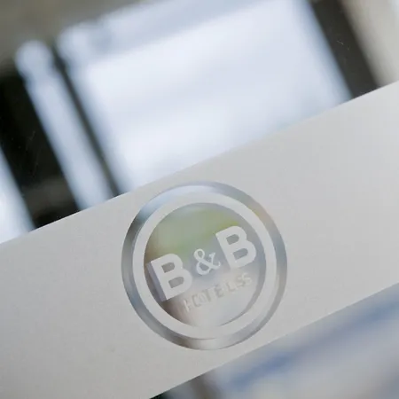 Centre Rive Droite Готель 3*