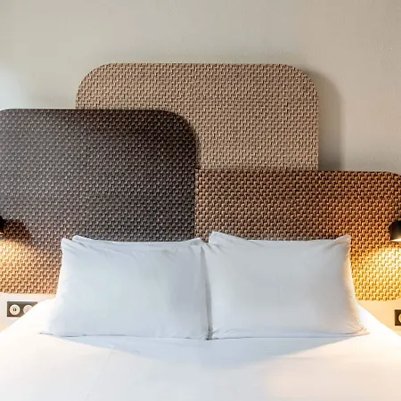 Centre Rive Droite Готель Руан